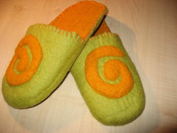 How to felt warm house slippers?